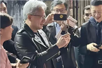 4万亿美元CEO用啥手机 黄仁勋晒机：纯正的安卓系统 非常简洁干净