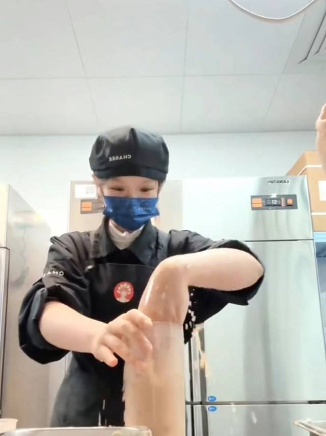 霸王茶姬手打奶茶引发热议！