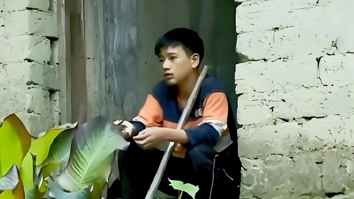 前央视主持人全网寻跪继父坟前的他