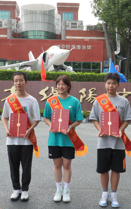 12年同窗变战友！四川绵阳两学子从小学到高中读同一学校，均被国防科大录取