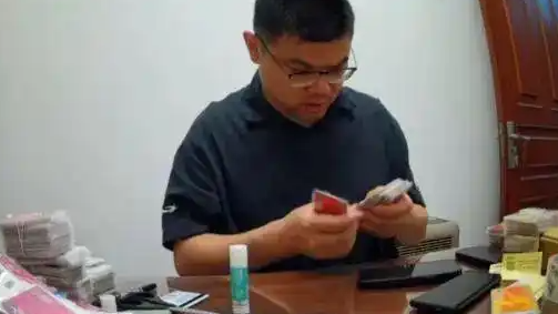 男子寄107万元油卡遭快递员变卖