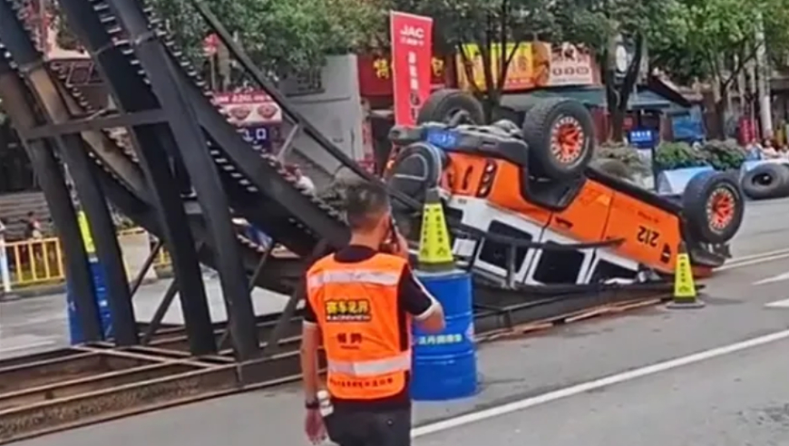 一辆越野车在爬坡过程中翻车，北汽集团：与我们无关，不是我们造的车