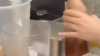 膈应到了！霸王茶姬店员徒手搅奶茶，调查通报来了，你买账吗？