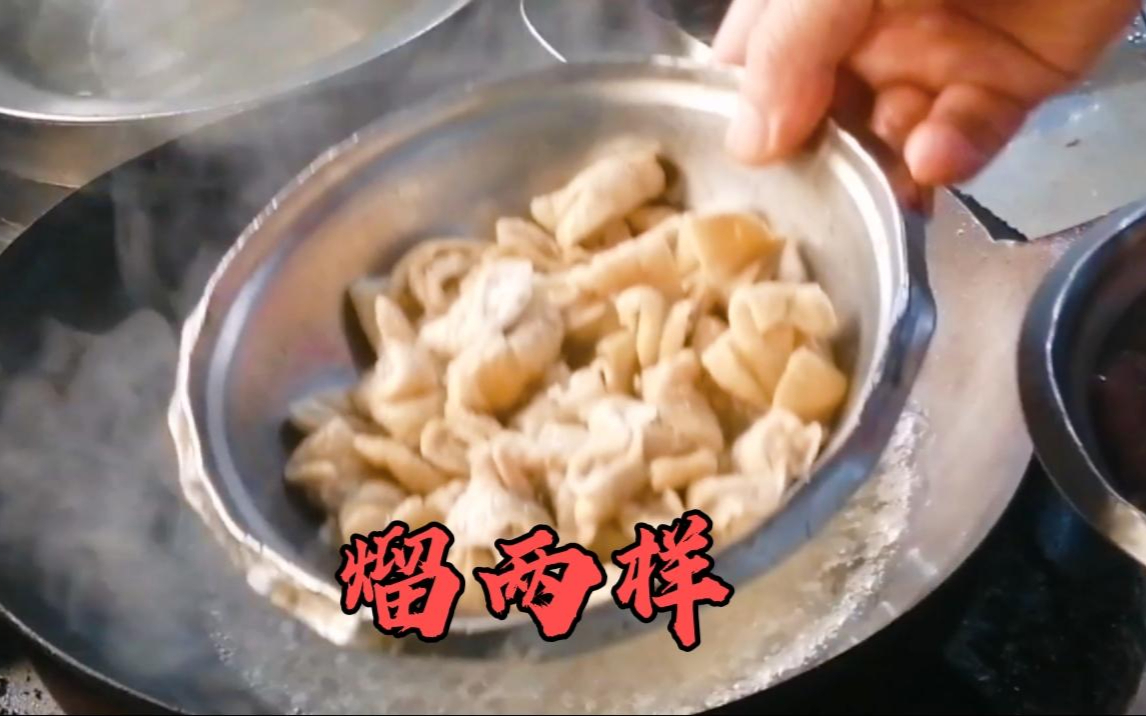 看看25年的东北大厨做熘两样，肥肠“香”味儿扑鼻，猪肝润滑软嫩
