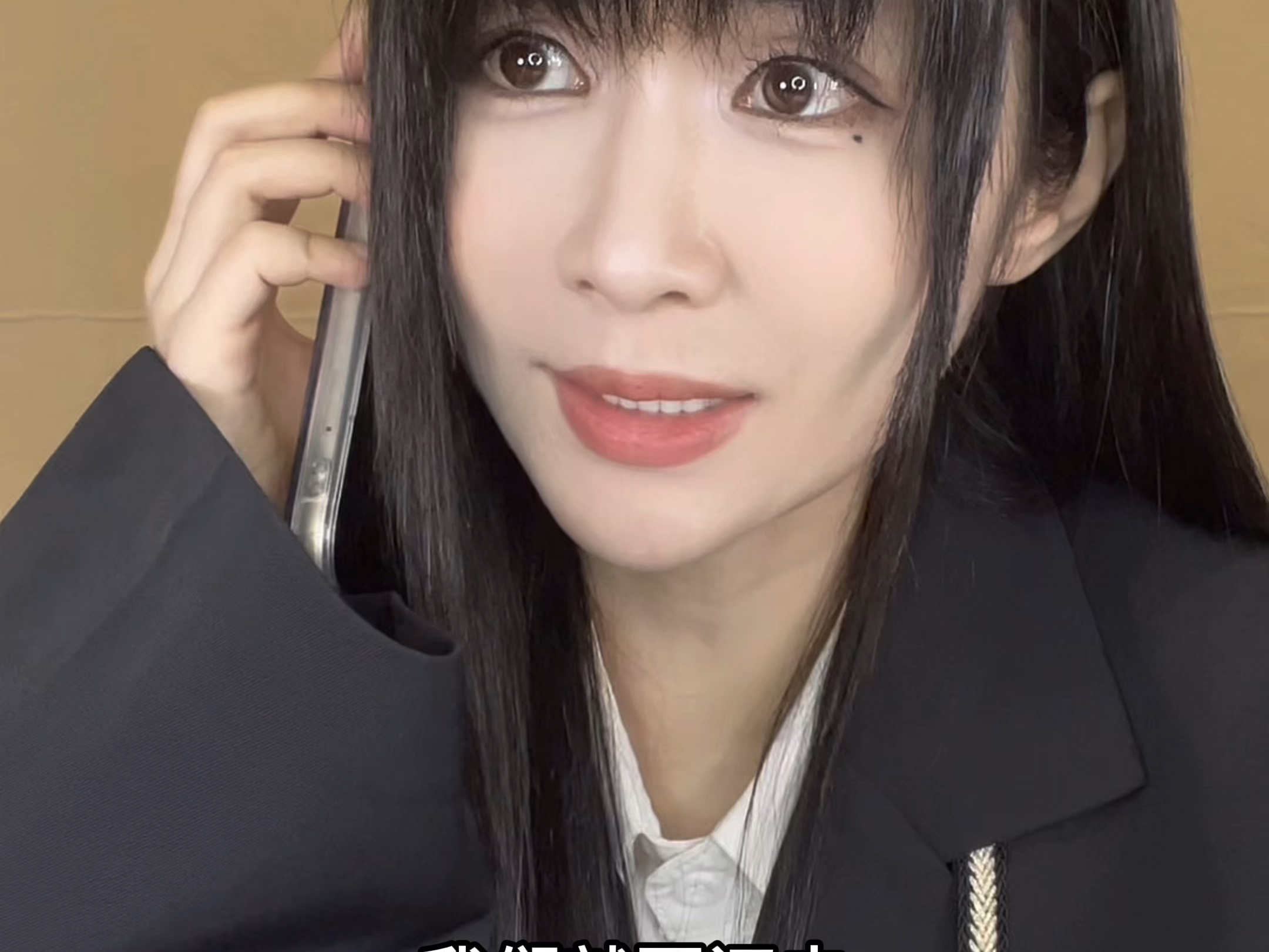 “她递来的瓶中星，长出了漫过荆棘的溪水。”