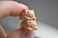 雕刻两只眉目清秀小猪