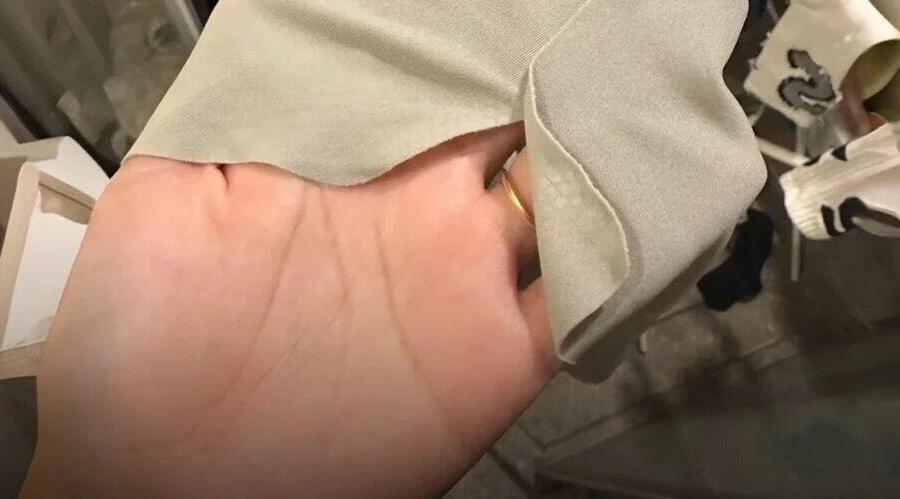 裤衩突然散架，几片布从裙子里掉出来！现在内裤都用胶水粘了吗？