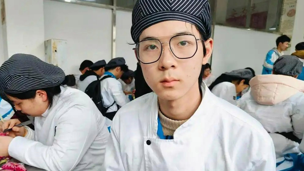 小伙中考720分高二转校职高学烹饪