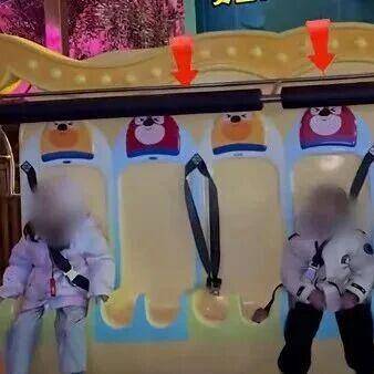 3名小孩在四川资阳方特乘坐跳楼机，工作人员忘放下安全杠，孩子爸爸紧急喊停！方特回应：工作人员已被开除