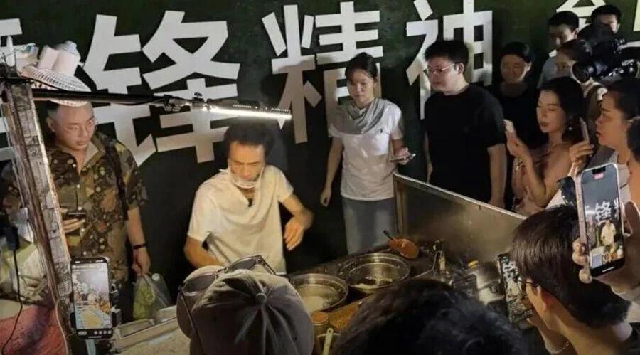 我们研究了一整天鸡排哥，发现高情商的四个秘密