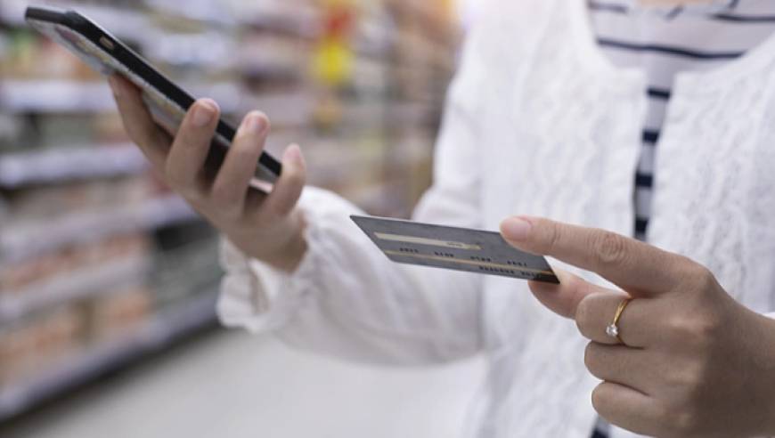 女子误将240万转入他人账户，1年仍无法取回，对方负债700万账户冻结