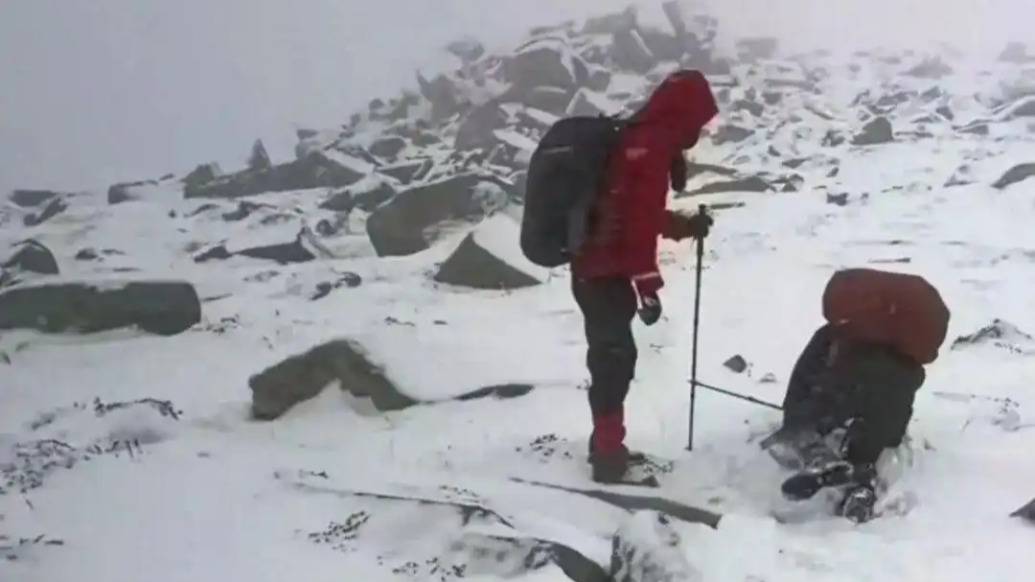 5人违规穿越鳌山搜救最新情况：最后1名失联坠崖人员被找到，已无生命体征