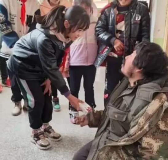 胡雷资助的女孩离世最该关注什么