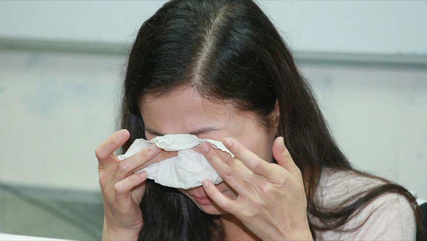 女子称结婚8年生仨娃被丈夫赶出家门，“不给我生活费，一天给我80元工资”