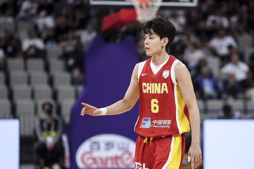 杨舒予8中5贡献12分3板4助
