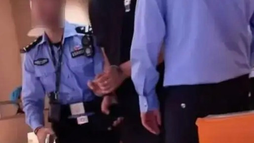 小伙和女友餐厅吃饭被民警戴铐带走