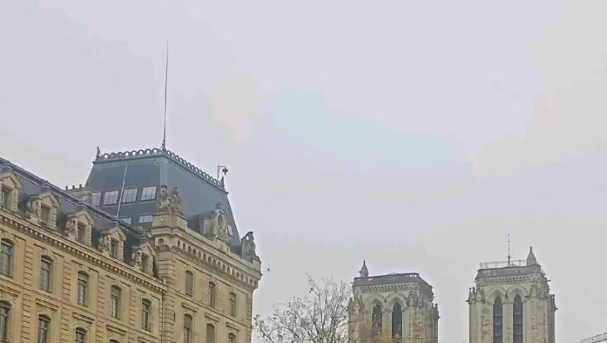 大爷回应拍“素颜巴黎”走红：不会构图、修图，现拍现发，那天在下雨，巴黎还是美的