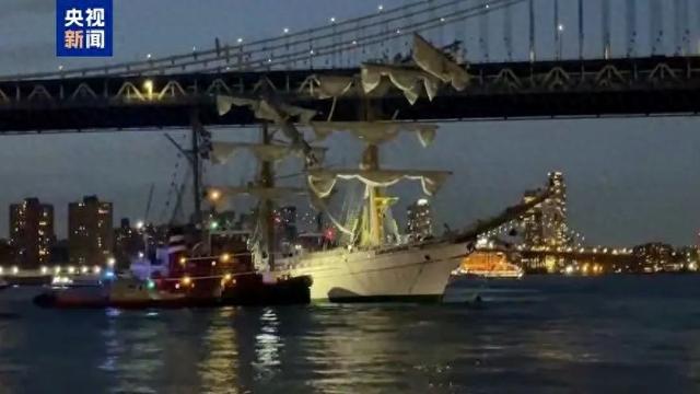 突发！一载约200人的墨西哥海军帆船撞上纽约布鲁克林大桥，多人落水，惊险画面曝光