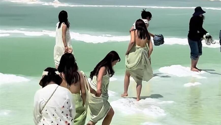 察尔汗盐湖景区再回应游客赤脚下水拍照：非常重视，已加强巡逻