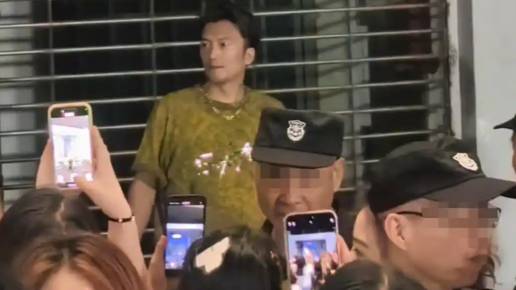 歌迷狂追“谢霆锋”拍照 安保：假的！