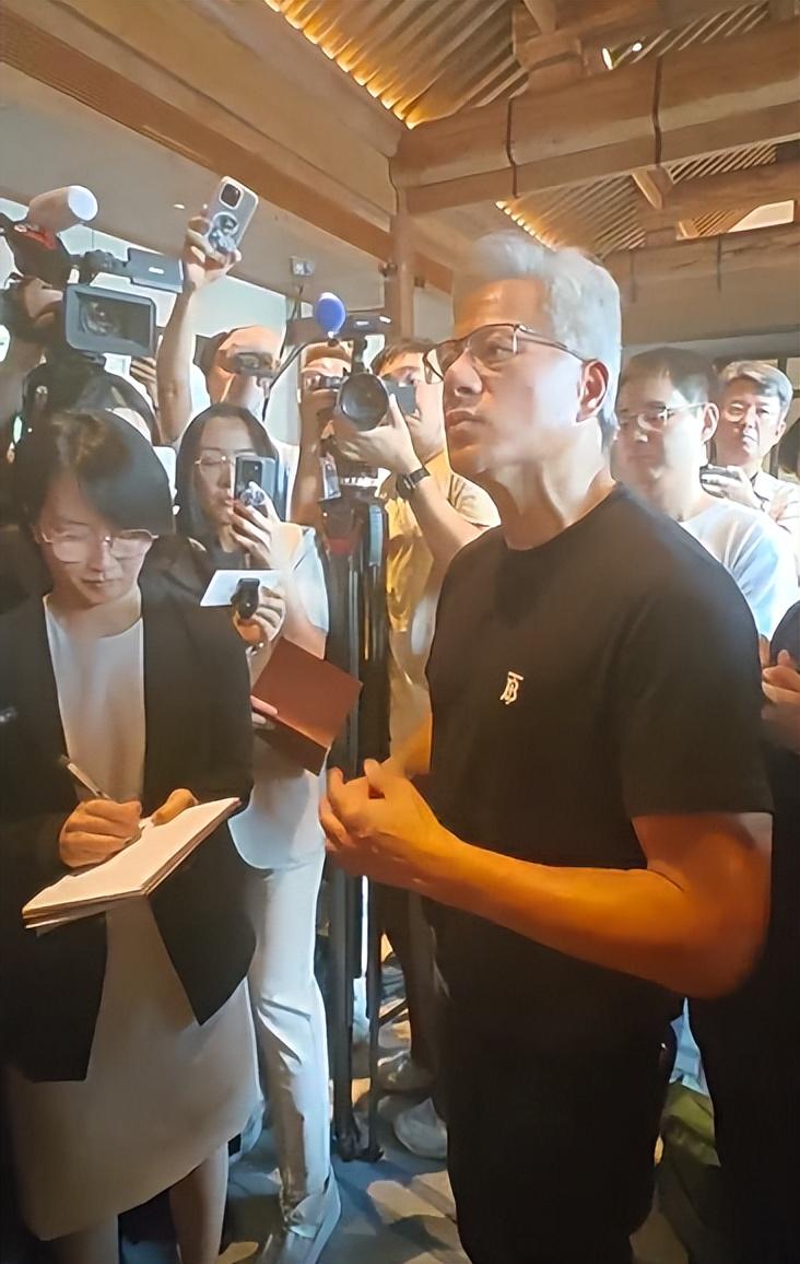 英伟达CEO黄仁勋：任何轻视华为、轻视中国制造能力的人，都极其天真！世界上哪家手机公司制造的手机比华为更先进