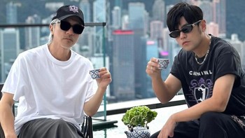 周董星爷罕见同框合照，脚下联名鞋款成焦点！陈冠希激动转发引热议