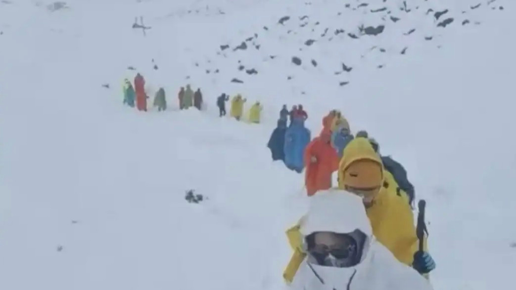 珠峰暴雪 向导一人一狗带上百人撤离