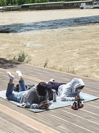 夏日黄河边兴起晒背热 专家支招