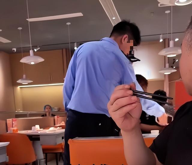 小伙和女友吃饭被警察戴铐带走 青岛警方：错抓已道歉