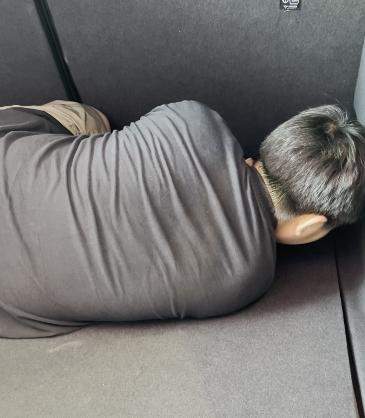 9岁男童被安排躺后备箱 生母再发声