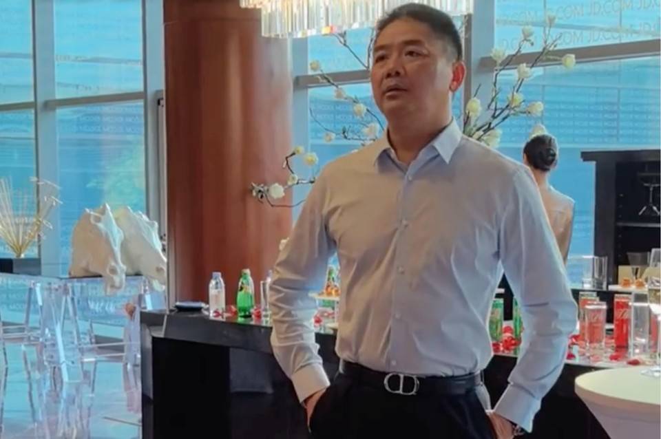 我希望大家能更好理解我和京东，如果能想明白什么，你就能够理解我们很多战略选择。这么多质疑我们卖假货，卖水货，其实从来没有过。