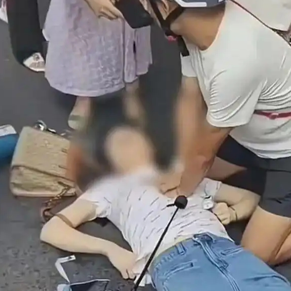 男子救人被骂袭胸到底谁在假正义