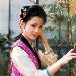 为什么只有晴雯需要用 10 公分长的指甲劈线，其他绣娘都不需要？