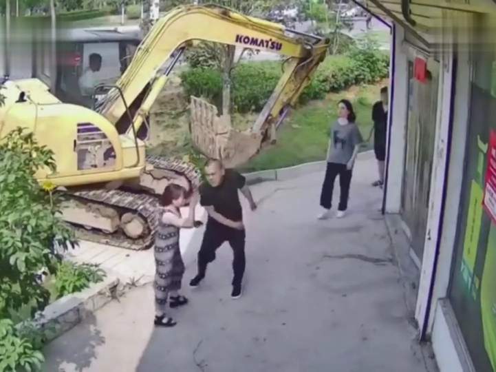 女子被妹夫一家殴打 监拍曝光
