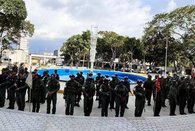 委内瑞拉武装部队举行仪式 悼念牺牲士兵