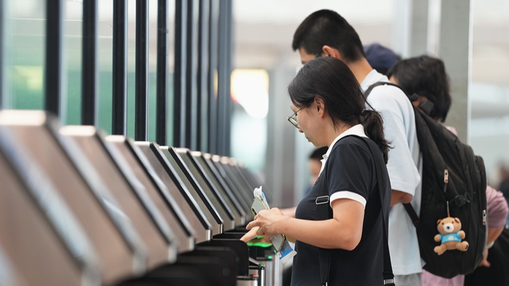 国家移民管理局：今年上半年3.33亿人次出入境