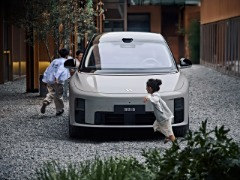 33.98 万元：理想 i8 宣布改为统一版本，标配车载冰箱，赠送铂金音响