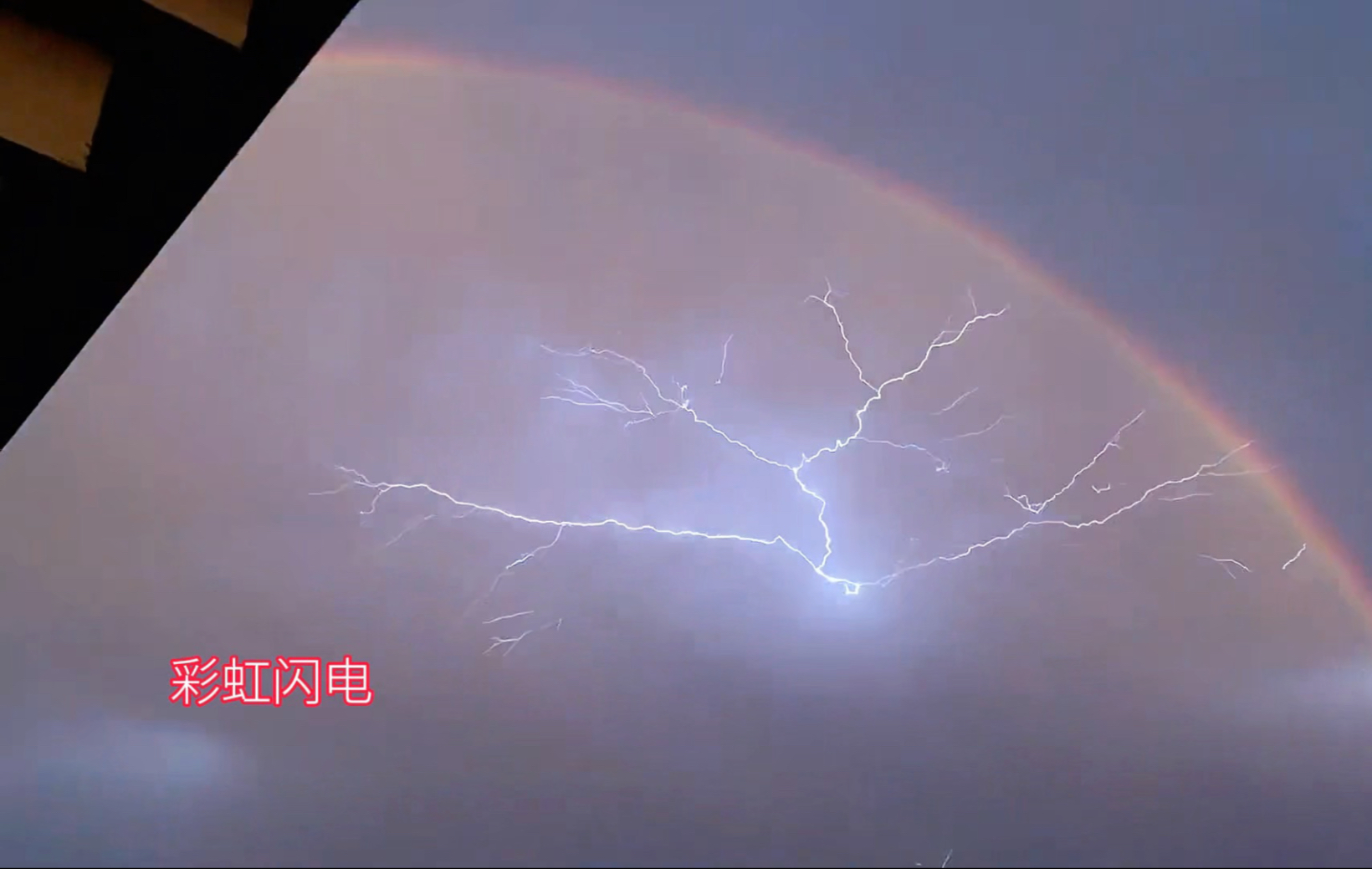 “收集了这么多幸运的瞬间 我第一个想到的就是分享给你 因为分享欲是最高级的浪漫”～