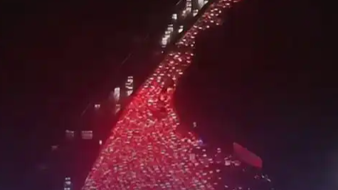 被返程车流震撼到了