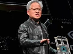 英伟达 CEO 黄仁勋回应大热天穿皮夹克：只有一套西装，没来得及干洗