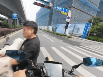 骑电摩男子发事故视频指责对方 反被扒出多次违法问题