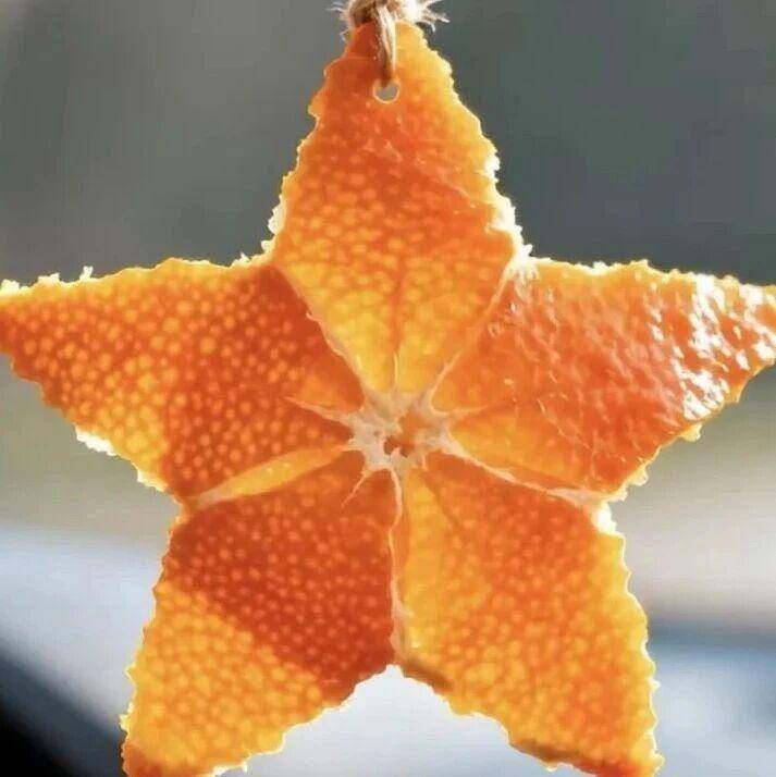 2026年第一天，年轻人忙着“爆改橘子皮”，做车挂、手镯