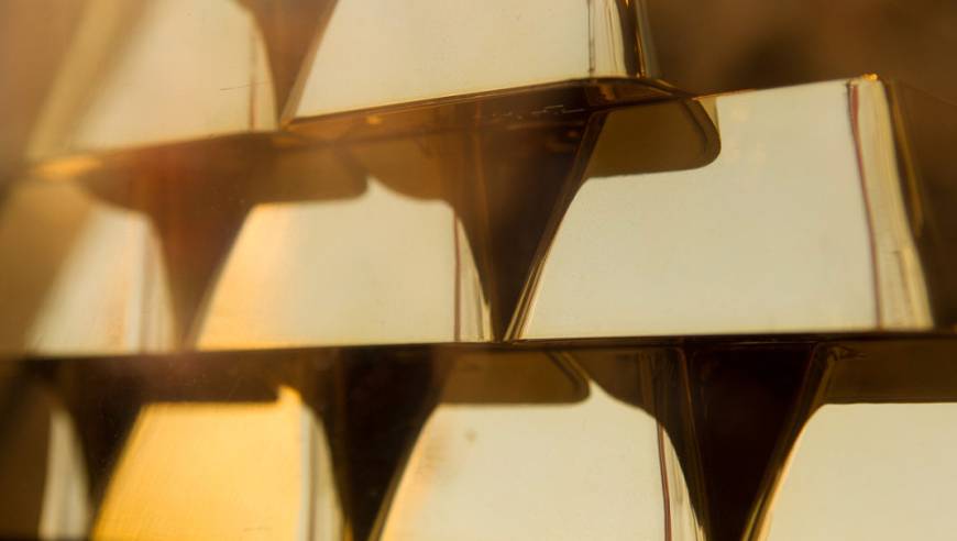 百亿美元抛压将至！贵金属上演跳水，黄金“里程悲”银铂钯重挫