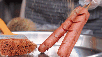 湖北夫妻烤淀粉肠八年每晚炸1000多根，从负债到买房买车年入百万