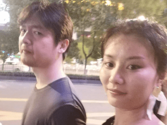 90后作家获奖追忆已故女友流泪:越过山丘发现无人等候