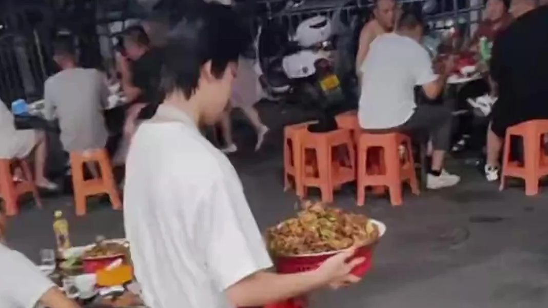 “上菜像端地雷”的暑假工火了