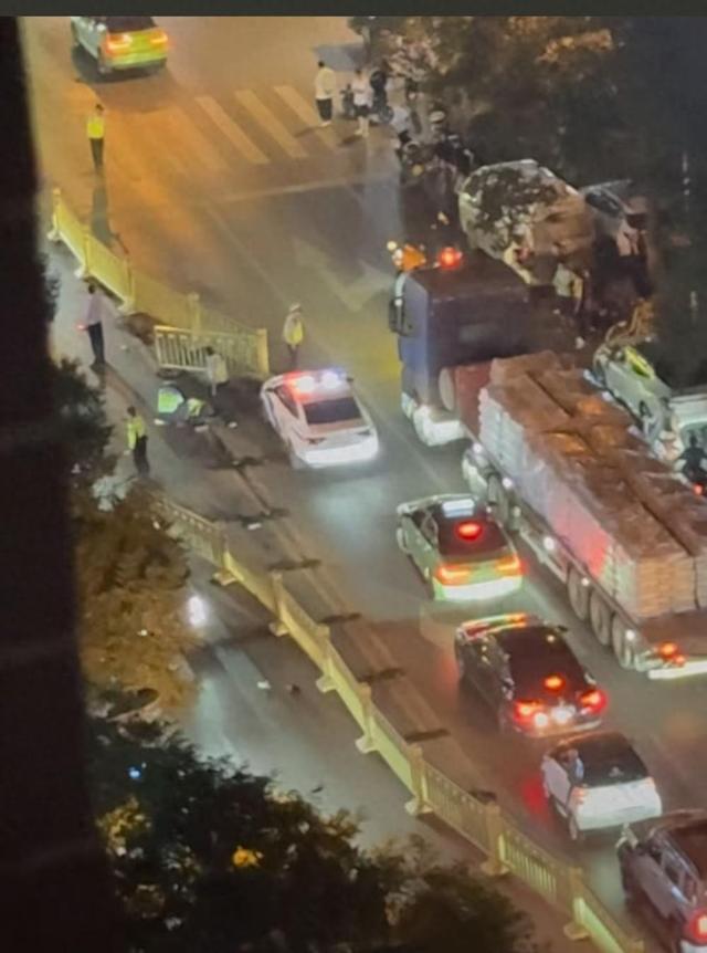 奔驰深夜遇查酒驾强闯卡撞伤交警 司机下车逃窜被交警控制