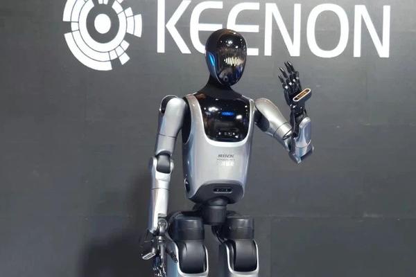 对话擎朗CEO李通：搞机器人商业化，别憋在家想象
